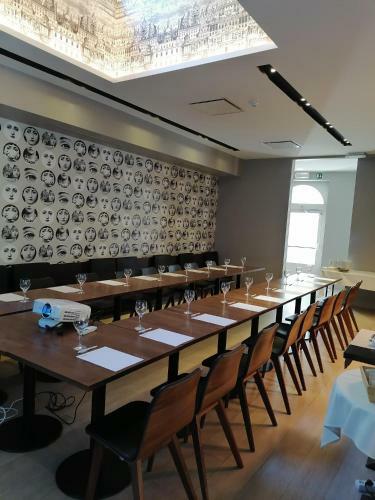 Square Hotel