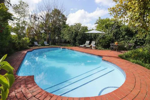 Hostal Whispering Oaks Guest House