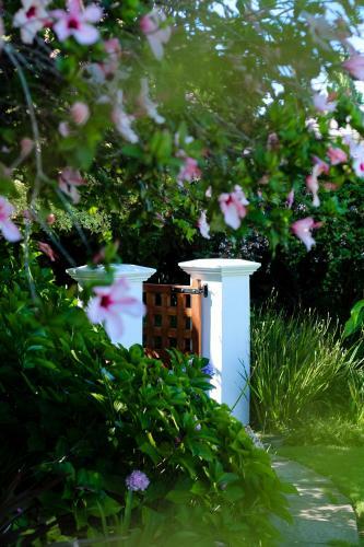 Hostal Whispering Oaks Guest House