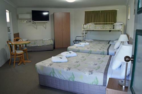 Ten Dollar Town Motel