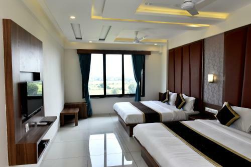 Hotel The Royal Square - Sky Stays (chandkheda)