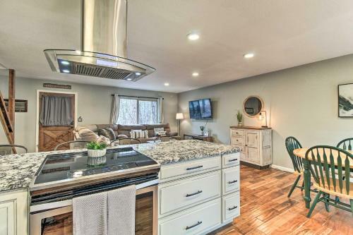 Pinetop Cabin With Deck, Private Loft, Fire Pit