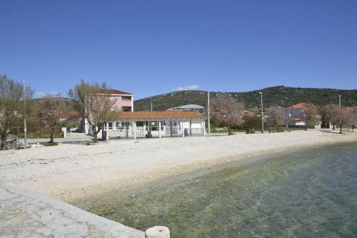 Lovely 2-bed Apartment In Vinisce Close To Beach