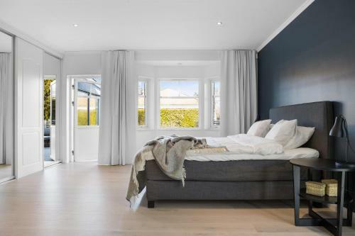 Luxury Three-bedroom Modern Family Home In B�stad