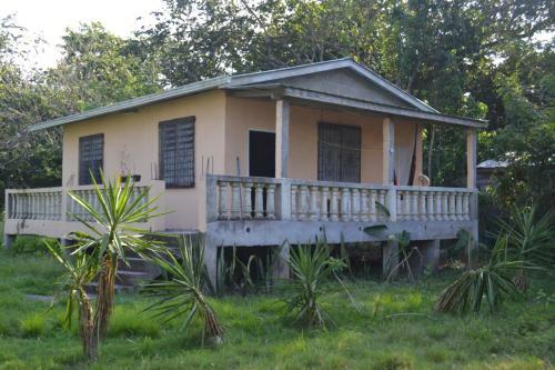 Budget Cheerful Entire Belizean One Bedroom Home