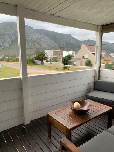 Stony Point Beach House Is A Cheerful Holiday Home