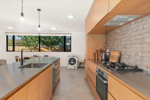 Mountain Escape - Cromwell Downstairs Holiday Apartment