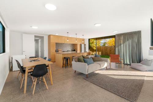 Mountain Escape - Cromwell Downstairs Holiday Apartment