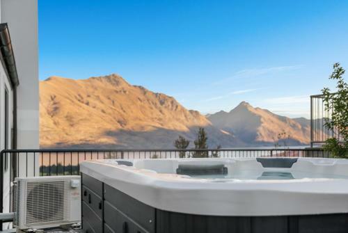 Villa Million Dollar Views - Central Luxury + Hot Tub*