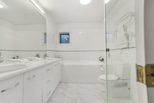 Villa Million Dollar Views - Central Luxury + Hot Tub*