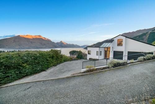 Villa Million Dollar Views - Central Luxury + Hot Tub*