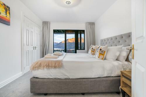Villa Million Dollar Views - Central Luxury + Hot Tub*
