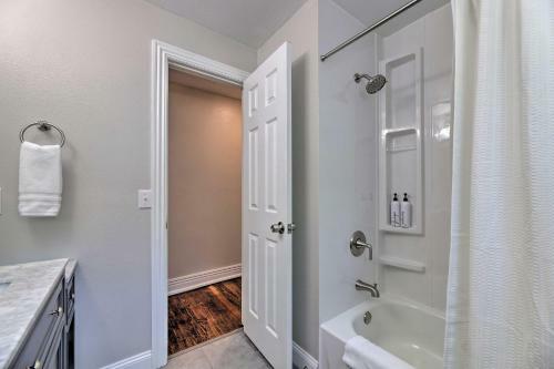 Fayetteville Retreat With Yard - Walk To Campus