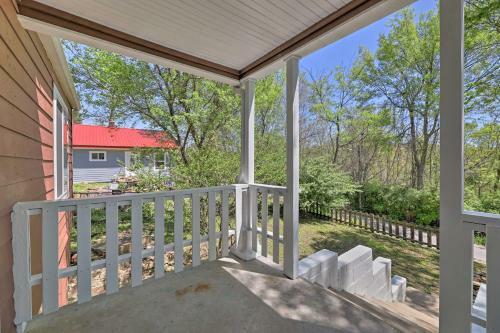 Fayetteville Retreat With Yard - Walk To Campus