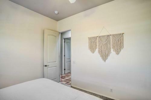 Airy La Quinta Escape With Chiminea And Mtn Views