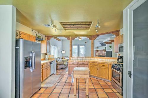 Airy La Quinta Escape With Chiminea And Mtn Views