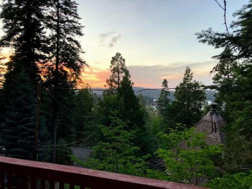 Fun Mid-century Home With Views Walk To Village
