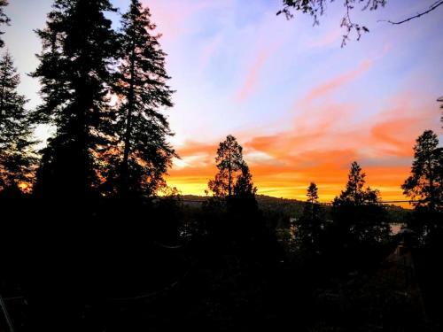 Fun Mid-century Home With Views Walk To Village