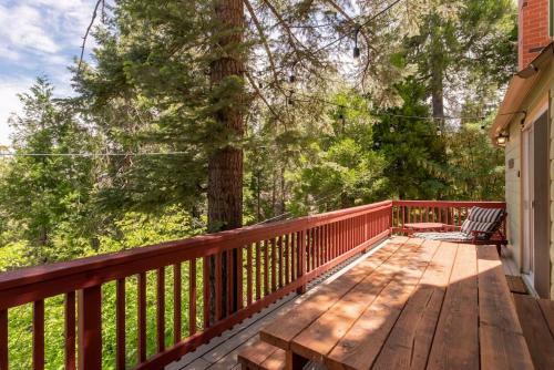 Fun Mid-century Home With Views Walk To Village
