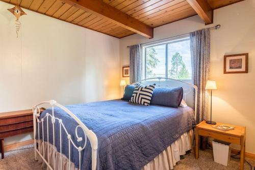 Fun Mid-century Home With Views Walk To Village