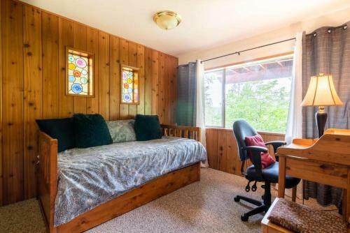 Fun Mid-century Home With Views Walk To Village