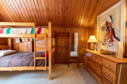 Fun Mid-century Home With Views Walk To Village