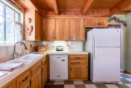 Fun Mid-century Home With Views Walk To Village
