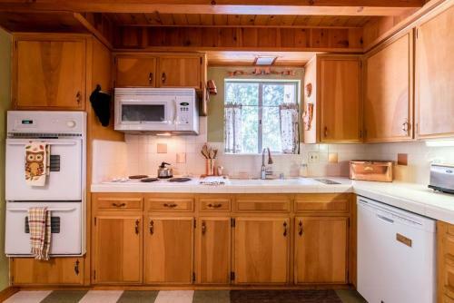 Fun Mid-century Home With Views Walk To Village