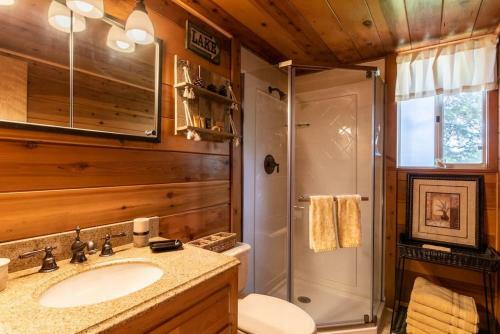 Fun Mid-century Home With Views Walk To Village