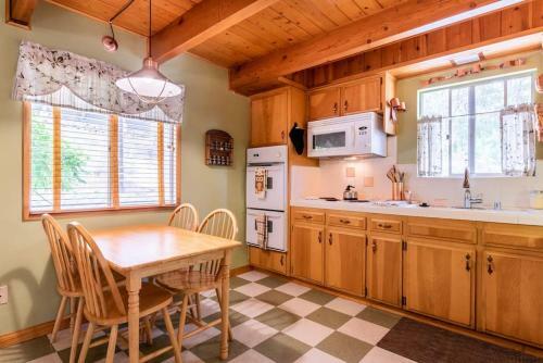 Fun Mid-century Home With Views Walk To Village