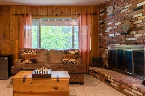 Fun Mid-century Home With Views Walk To Village