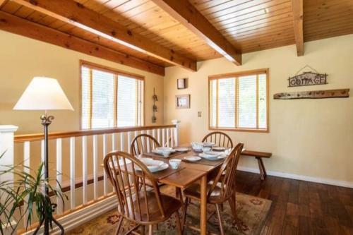 Fun Mid-century Home With Views Walk To Village