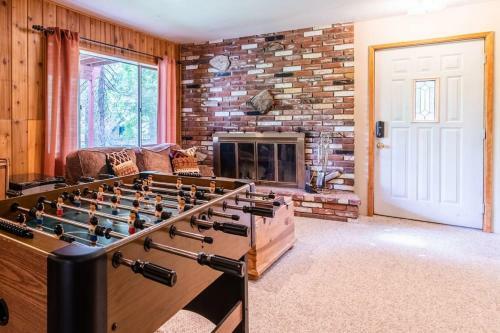 Fun Mid-century Home With Views Walk To Village