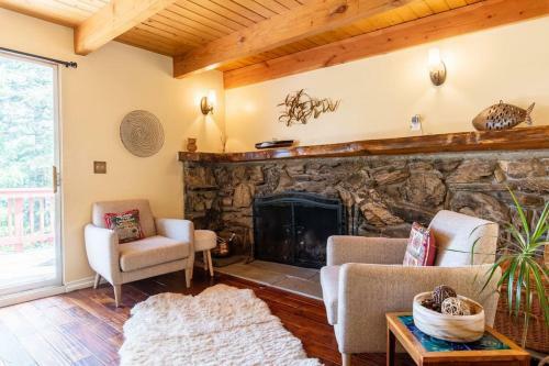 Fun Mid-century Home With Views Walk To Village