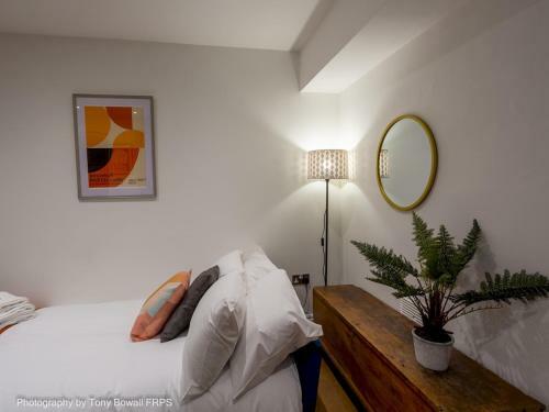 Pass The Keys Central Seaside Apartment With Peaceful Patio