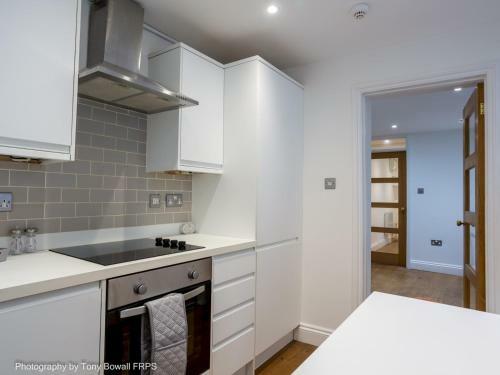Pass The Keys Central Seaside Apartment With Peaceful Patio