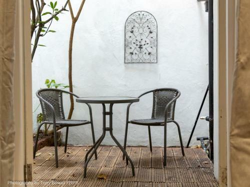 Pass The Keys Central Seaside Apartment With Peaceful Patio