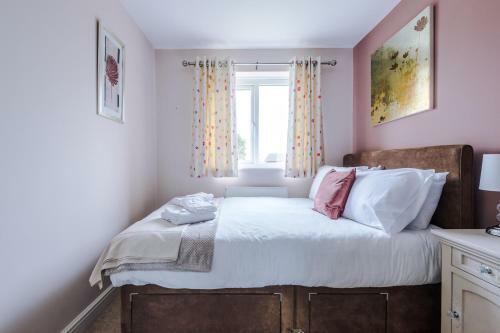 Relaxing 3 Bedroom Chester Home With Garden