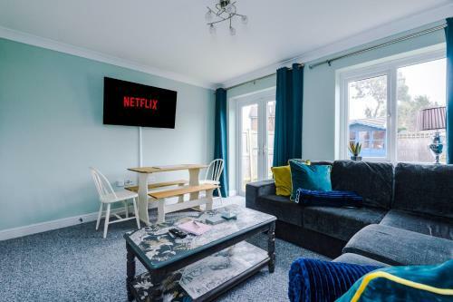 Relaxing 3 Bedroom Chester Home With Garden
