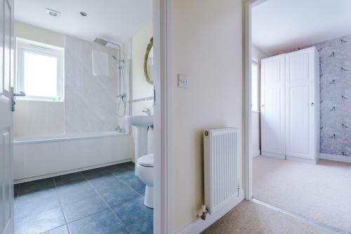 Relaxing 3 Bedroom Chester Home With Garden