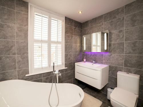 Pass The Keys Stylish 4 Bed Sleeps 8 Patio Only Steps To Town
