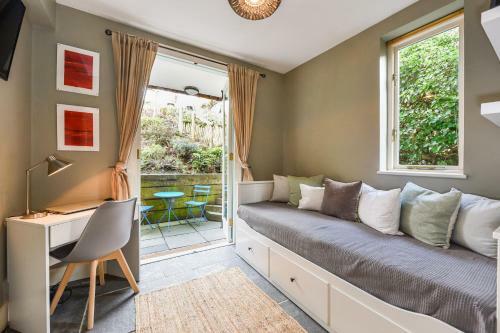 Les Charmettes , Haslemere