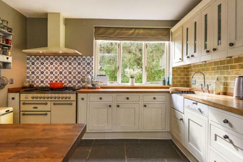 Les Charmettes , Haslemere