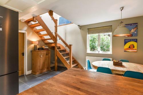 Les Charmettes , Haslemere