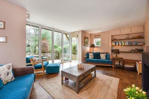 Les Charmettes , Haslemere