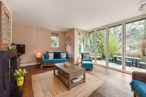 Les Charmettes , Haslemere