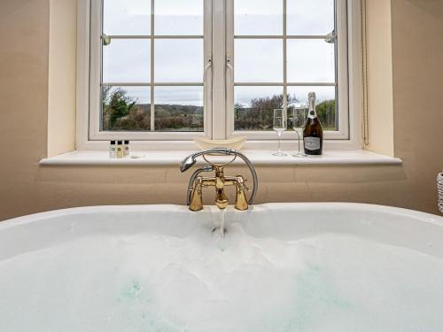 Pass The Keys Spacious Historic Cottage Minutes From Coast