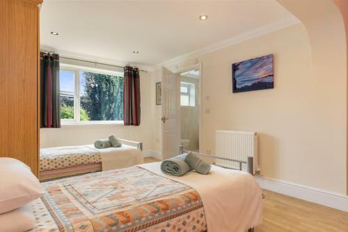 Sunningdale - Beach Side Cottage, Sea Views, Parking
