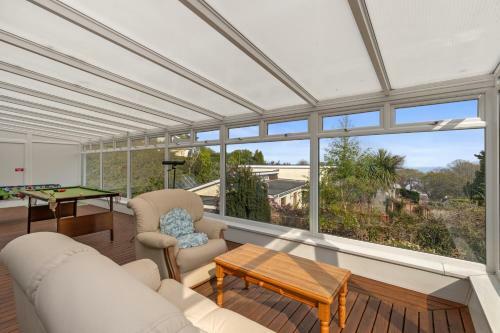Sunningdale - Beach Side Cottage, Sea Views, Parking