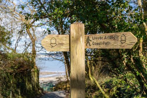 Sunningdale - Beach Side Cottage, Sea Views, Parking